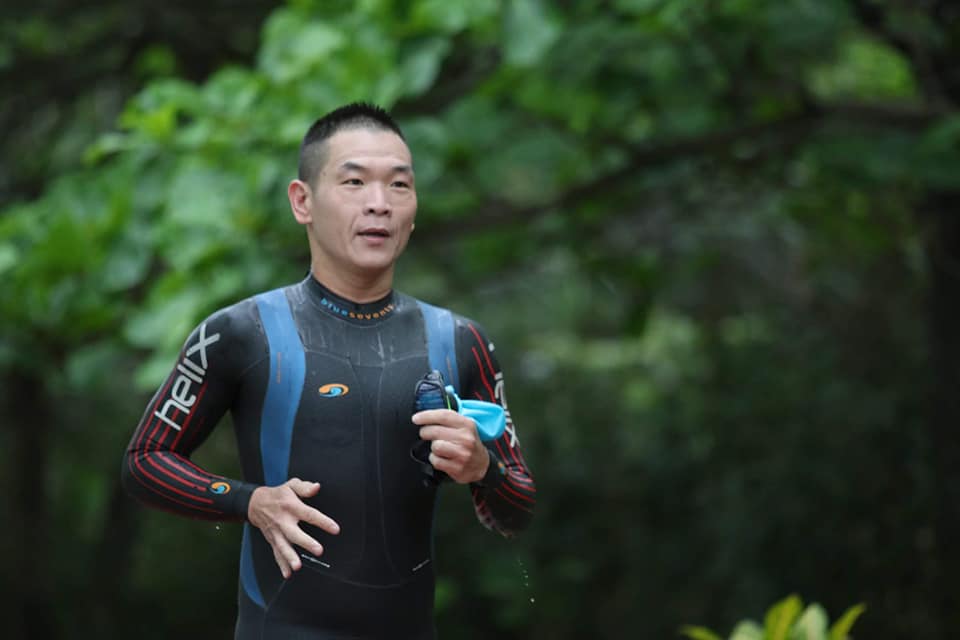 如果有想要嘗試鐵人三項,卻害怕開放式水域的人,店長很推薦去報名加入救生員培訓。