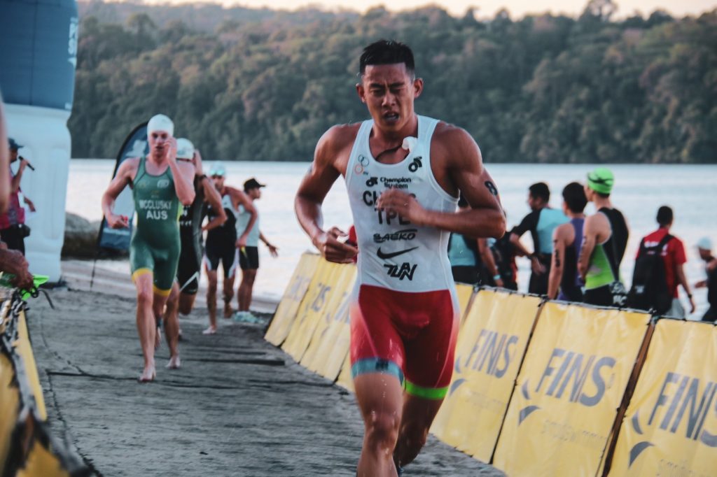 張團畯游泳上岸,希望可以追上領先集團。圖片來源:Keng_Sports耕運動。