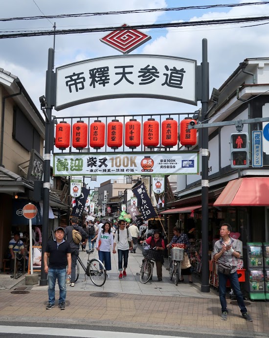 ◎柴又商店老街上,隨處都可以看到「柴又100K」的宣傳布條