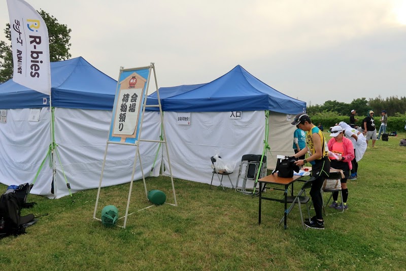 ◎選手寄物區是好幾座遮雨帳篷,裡面以鋁架搭建起來的置物架,讓選手的賽後衣物不用擔心被突如其來的下雨淋濕,也可避免髒亂。