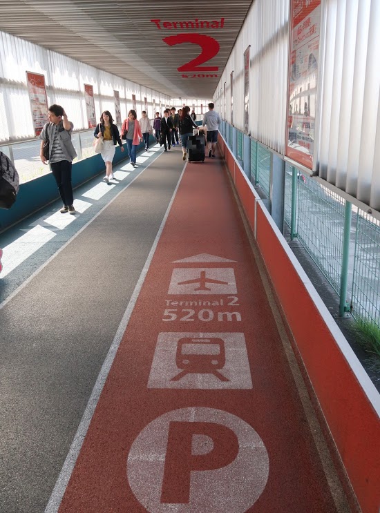 ◎成田機場第三航廈的連通引道採PU跑道的設計,完全跟操場一模一樣的材質,是跑者就應該來朝聖一下