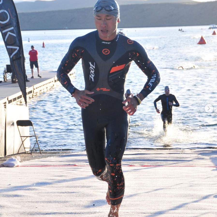 蕭昱在 IRONMAN 70.3 St.Geroge Utah北美錦標賽,游泳階段成績為28分45秒。