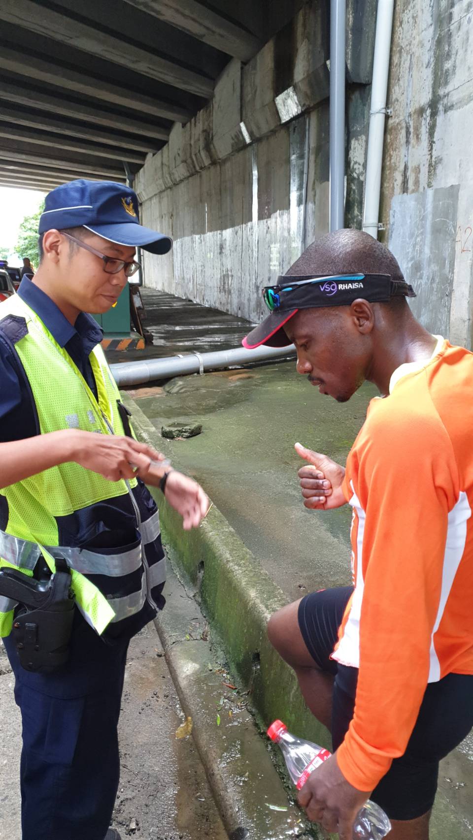 練習馬拉松的跑者在高速公路路肩上奔馳,跑了4、5公里才被警攔下。(圖/竹林分隊提供)
