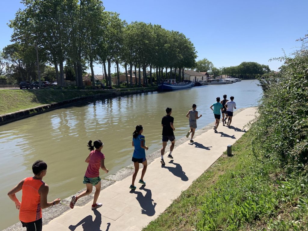 孩子們在練跑的當下,應該沒意識到一旁的「米迪運河 Canal du Midi」是南法的世界文化遺產(圖片來源:Alger Liu)