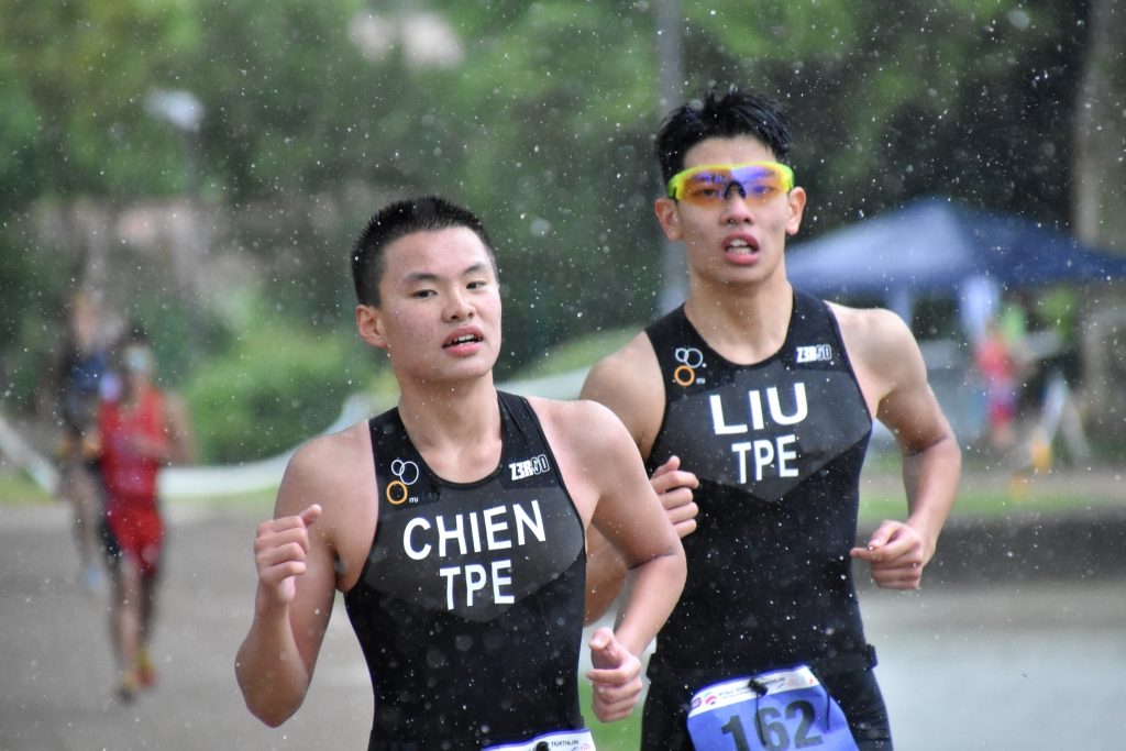 大雨之中的全力奔馳(圖片來源:高中體總)