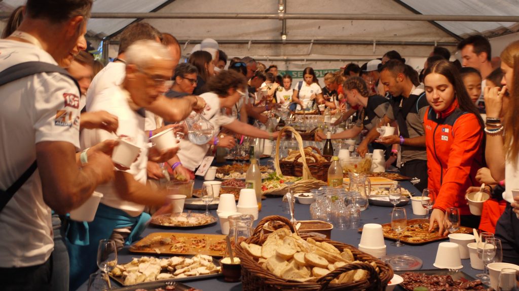 餐酒美食擺放長桌上,此刻正式開始無國界的交流。(圖片來源:Alger Liu)