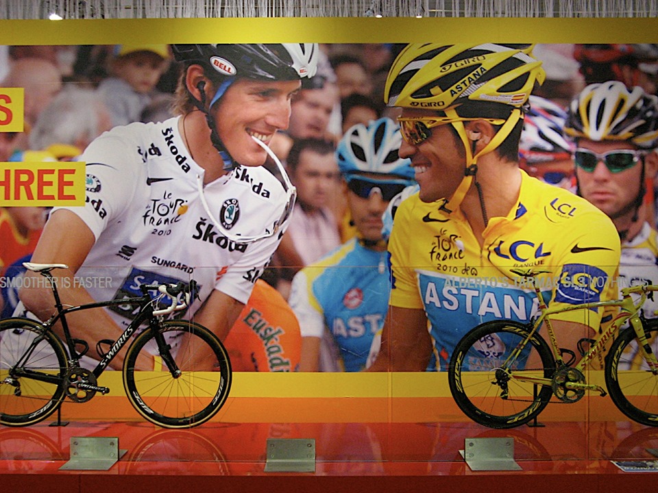 這對「好姊妹」——Alberto Contador 以及 Andy Schleck在2010環法賽,上演一齣打鬧又和好的戲碼。