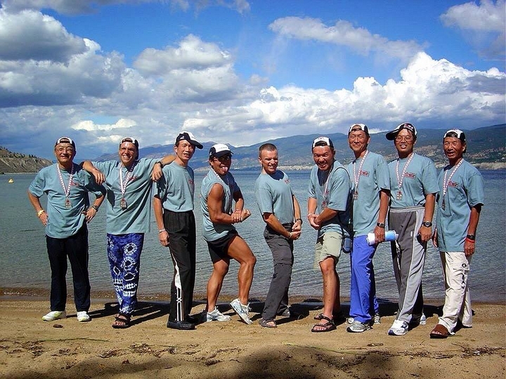 2005年再度前往IRONMAN Canada,賽後與台灣遠征隊在湖畔合影,照片中有涂景文、陳春發、譚勵平和李榮光等三鐵前輩們。