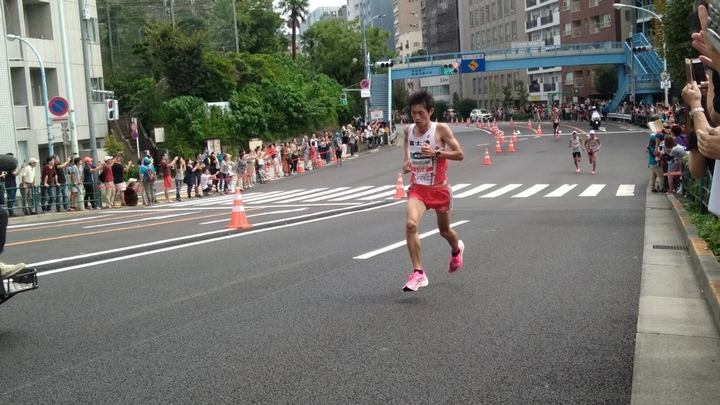 中村匠吾在38公里處可能因為天氣炎熱關係,嘔吐了之後就整個大復活,把服部勇馬和大迫傑拉開一大段距離。