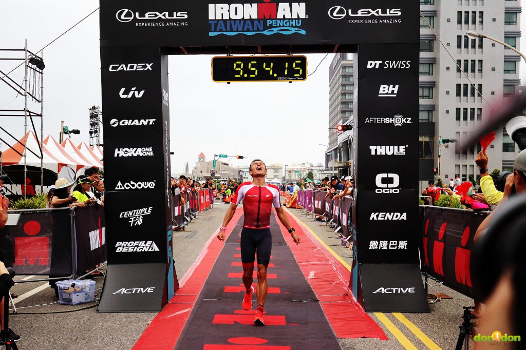 追夢10年,林岳岡通過IRONMAN SUB 10終點線。