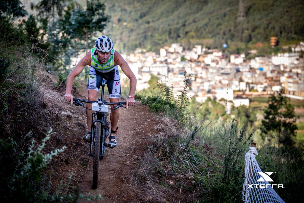 (在XTERRA中國站前段上岸的Ben,可惜越野路段爆胎,但仍完成比賽 圖片來源:XTERRA Global)
