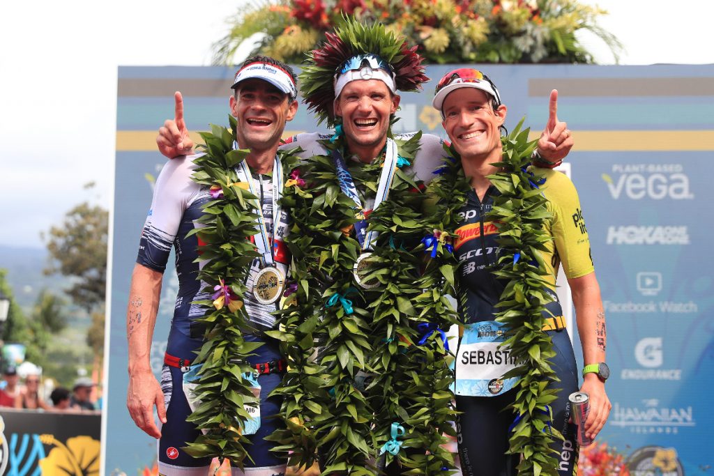 2019 IRONMAN 世錦賽前三名,由左至右為亞軍: Tim O’Donnell (美國)、冠軍 Jan Frodeno (德國)、季軍 Sebastian Kienle (德國) 。圖片來源。