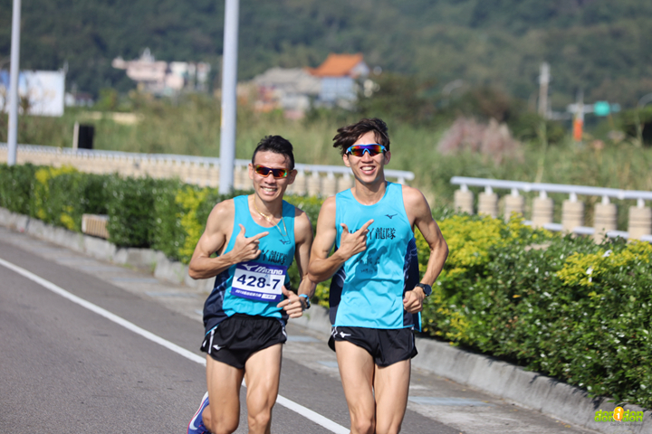 完成該接力賽段的濱哥與秋杰,兩人一塊跑回終點