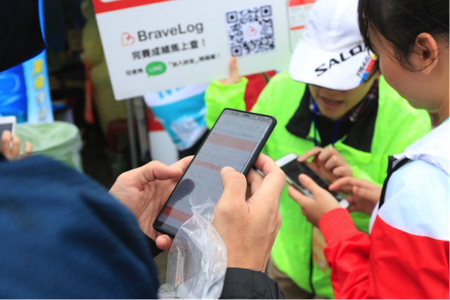 【圖】任何人僅需透過行動裝置,就能上BraveLog官網在比賽中追蹤選手的即時位置、查看系統預測的完賽成績,同步為選手加油打氣。