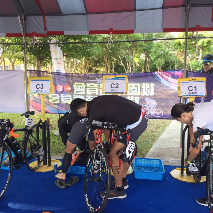 ADRENALINE GTS 20除了是雙適合長距離慢跑的高階避震鞋,舒適的路感和俐落的外型,也很適合休閒健行或賽前暖身穿著!(圖片來源:筆者)