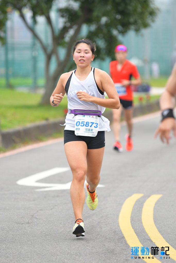 鐵人三項選手張嘉家突破個人PB,跑進臺灣女子第80傑。圖片來源:運動筆記。