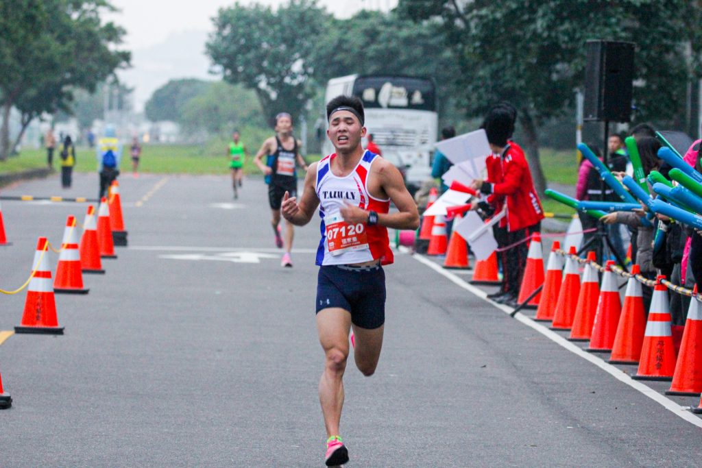 鐵人三項選手張家豪半馬成績1小時12分52秒,台灣男子第 87 傑。圖片來源:運動筆記。