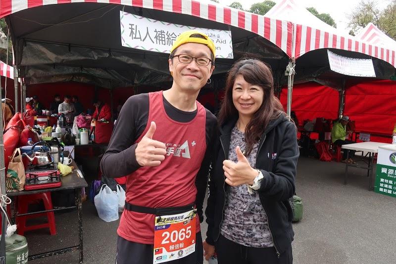 ◎怕冷的高雄超馬一姐穗霓這次沒有跑,改擔任補給員的任務,希望能助好友達到國家選手標準