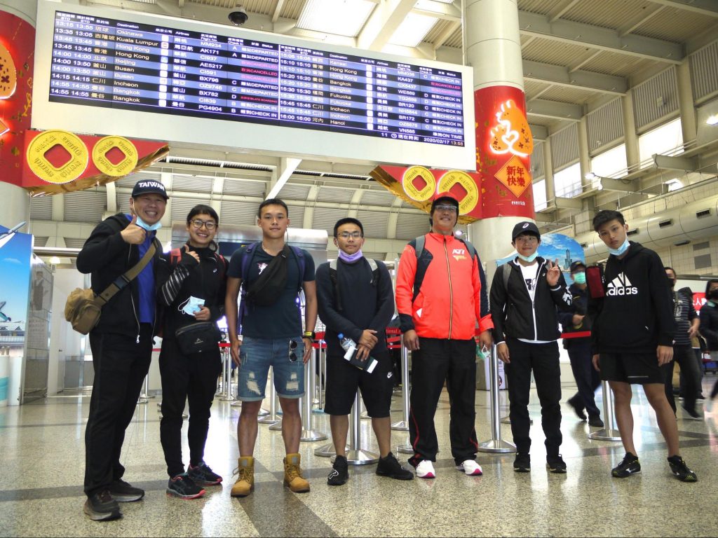 屏科大鐵人隊於高雄機場出發前合照(照片來源:KAVULUNGAN Cycling)