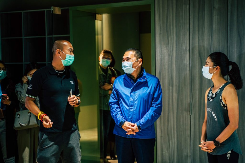 羅威士向市長說明場館內的防疫措施。圖片來源:Waypoint Fitness。