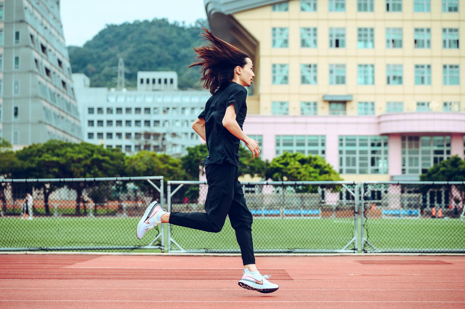Nike React Infinity Run 有效減少跑步時內旋與外翻的產生,讓跑者跑起來不只舒適也安心(圖片提供:卡斯)