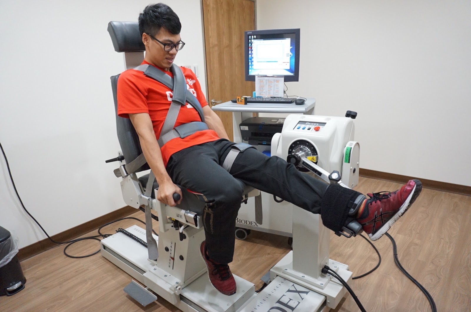 十字韌帶受傷後進行「等速肌力測試」可以評估肌力恢復情形(於聯新運動醫學中心拍攝)