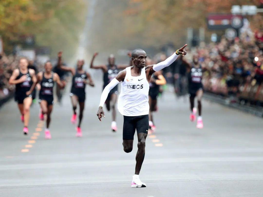 2019年「破2」計畫中,Eliud Kipchoge跑出1:59:40,當時他腳上穿的正是Nike Air Zoom Alphafly NEXT% 的原型鞋款。