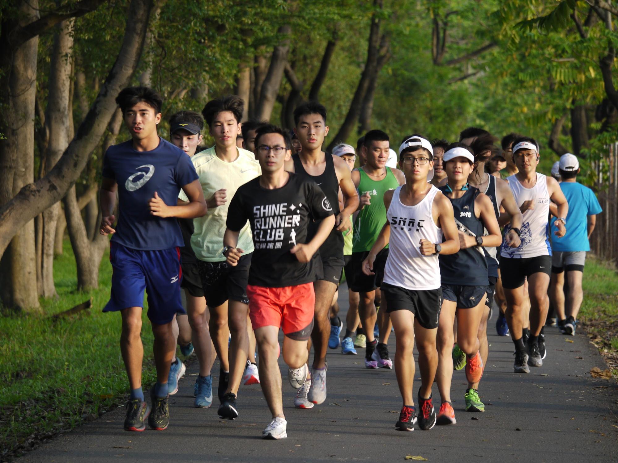 第一團由閃耀指導教練凃威廷帶領出發。(圖片來源:5AM Workout Studio)