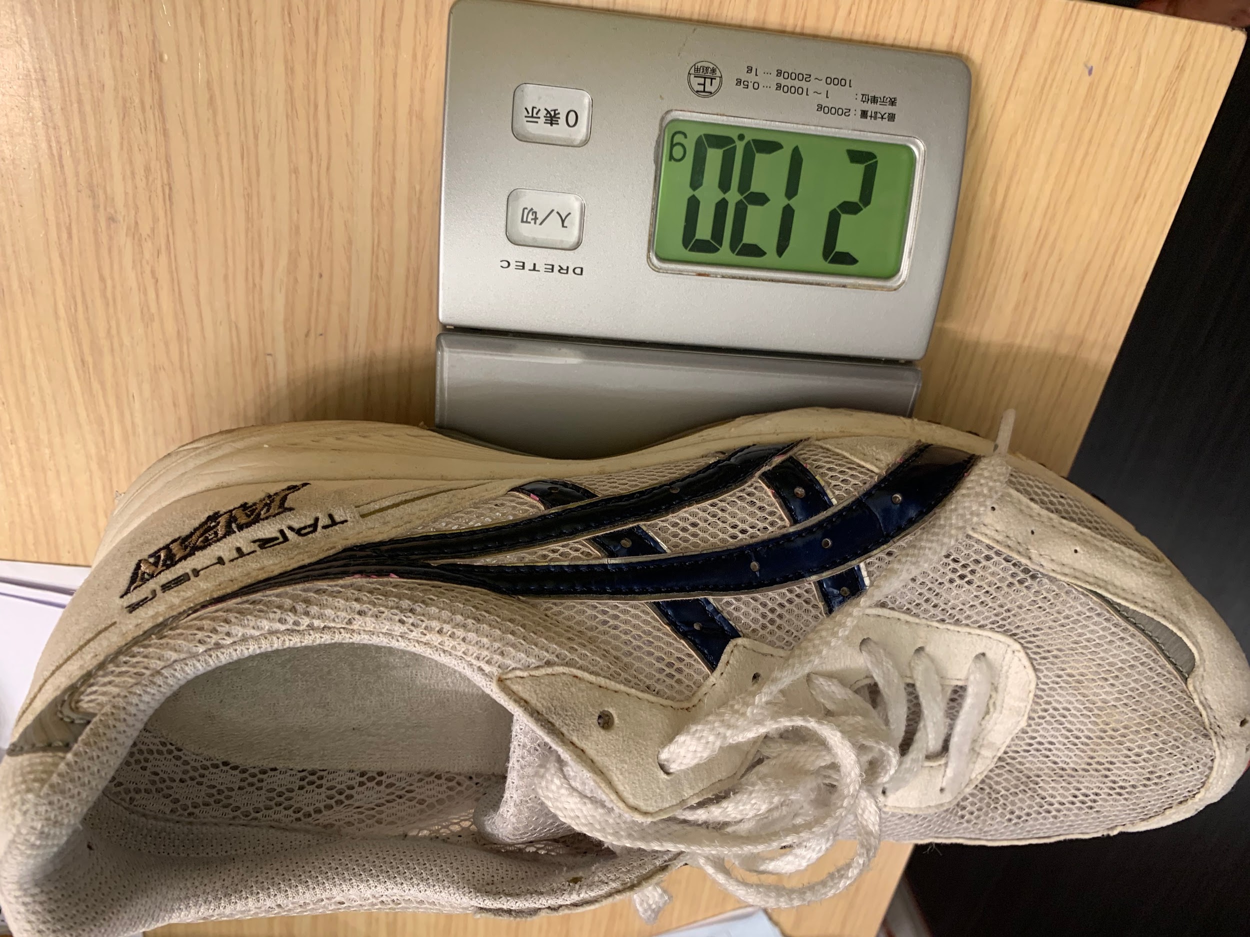 穿比較久的可能磨耗比較多,或許因此重量就比較輕一點