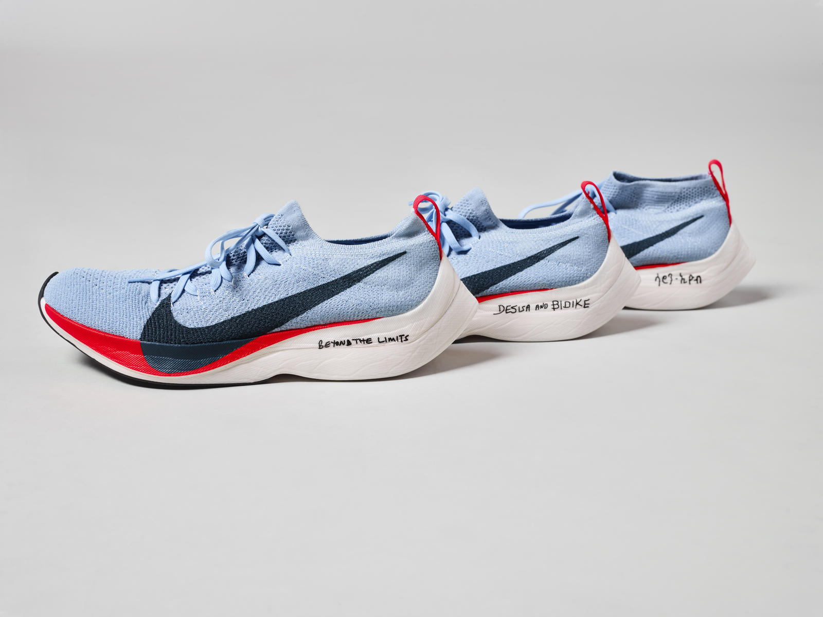 Nike Zoom Vaporfly Elite專為參與Breaking2挑戰的運動員量身定制,搭載ZoomX泡棉,提供能量回饋及緩震,內置全掌型碳纖維推進板,增強硬度的同時,帶來超強推進力。