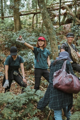艾瑪絲人從自身做起,為了在公益與環保、對世界更好的行動下功夫,公司每天監控垃圾重量,促求環保日與減少垃圾方案,甚至全公司一起淨山,愛地球同時也促進同仁感情。