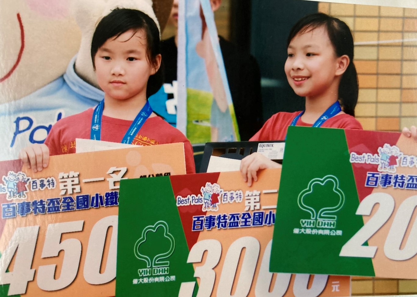 小妤(左)與小婕(右)參加百事特盃全國小鐵人賽,分別拿下冠亞軍。