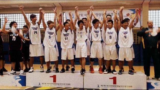 莊詠智帶領台灣隊伍在海內外奪下佳績,更在2012年首爾亞太聽障運動會奪下男籃金牌。(圖片來源:莊詠智提供)