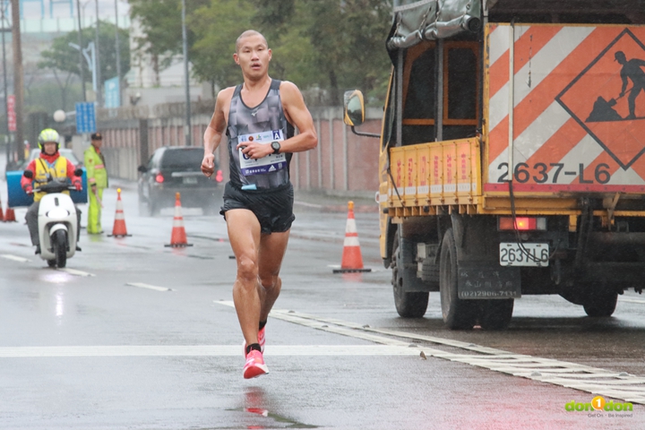 首度回台取得國內第二名的禇孟璁以Adidas出賽,跑出2小時27分55秒個人時間