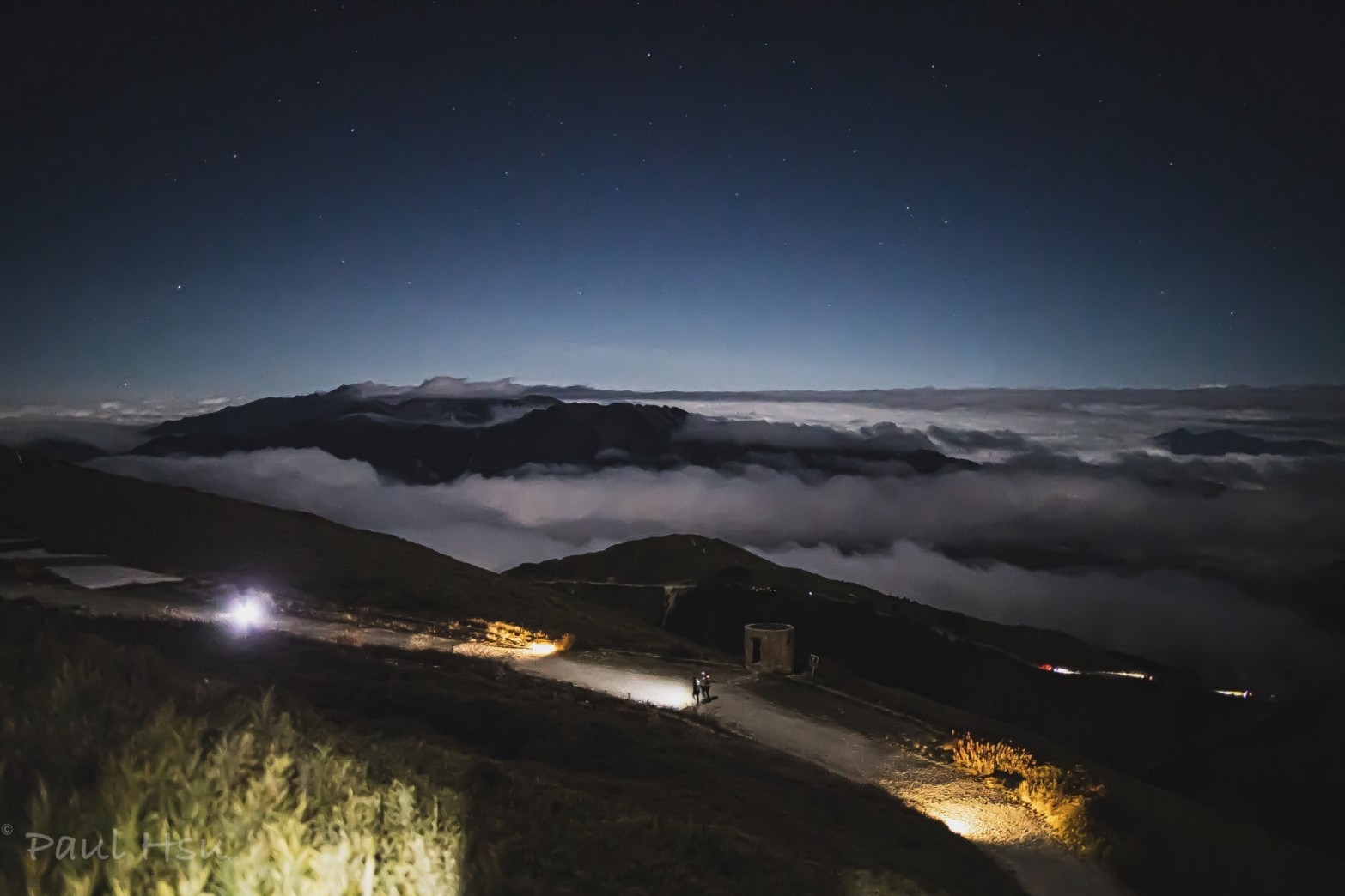衝破雲海收在腳下,碎石路佈滿浪漫的明亮地燈,代表著選手與團隊們,即將抵達終點迎接勝利的開始