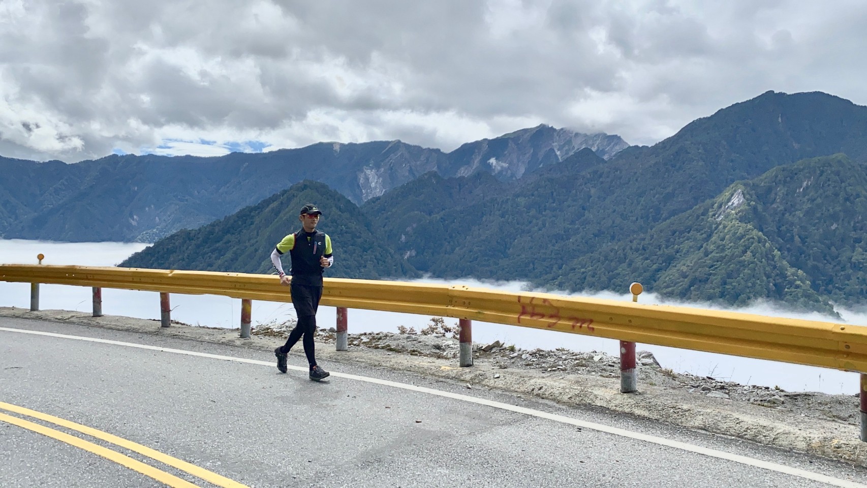 白天測試賽道路線,15°度的氣溫跑起來,有著一股涼意卻是舒服的