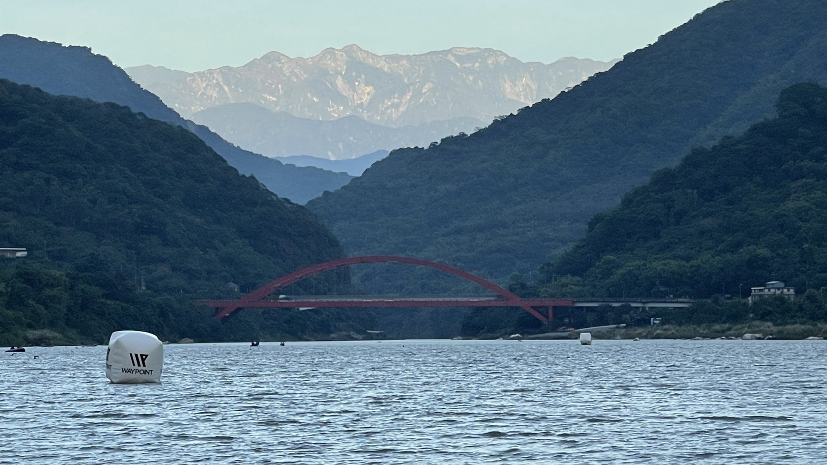 長虹橋依山傍水,活躍的中央山脈,及初醒的海岸山脈層層壯麗堆疊下,氣勢磅礡雄偉的游泳場地,怎能不愛上秀姑巒溪盡情瀟灑游三回