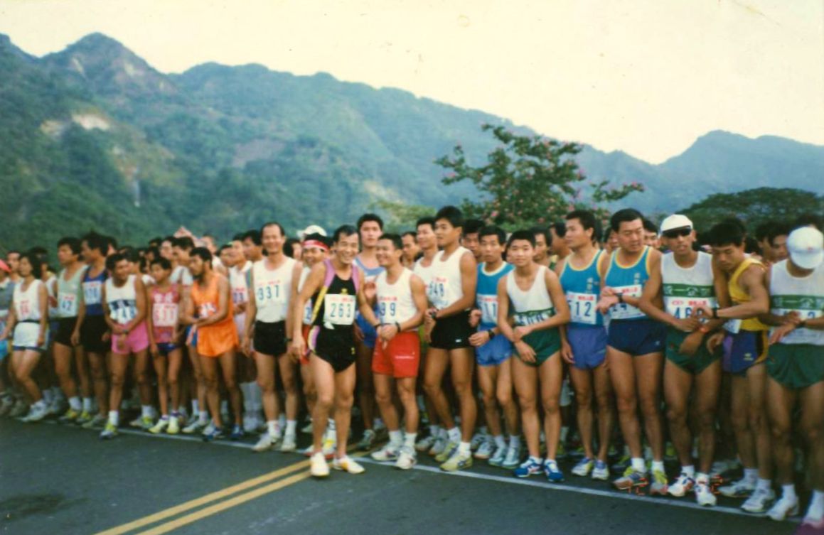 1992年作者第二次參加「曾文水庫馬拉松」。左五531號為蘇子寧、正中263號為國中追隨教練、右六為黃崇華、右三468號為馬拉松名將何信言