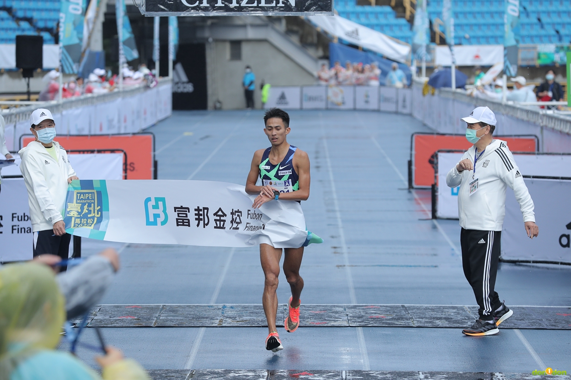 周庭印穿著NEXT%力推個人紀錄2小時23分21秒