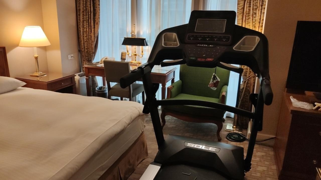 安裝好的專業跑步機雖然佔空間，但能滿足上下傾斜坡度、最快達每小時18公里的極速，都是菁英選手平時訓練所必需