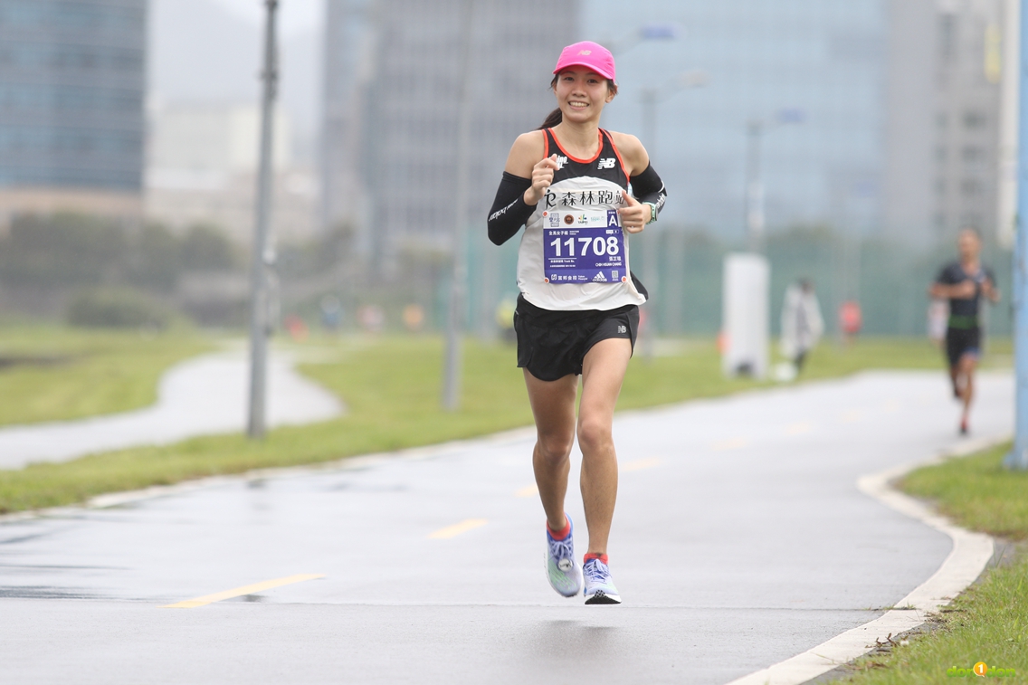 長跑甜心張芷瑄著New Balance跑鞋以2小時49分15秒(國內女子總二)完賽