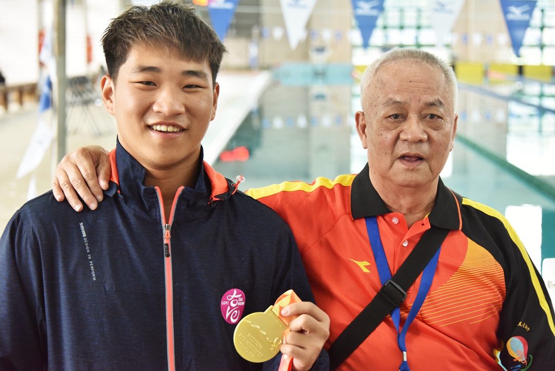 高雄代表陳亮達與教練合影。圖片來源:全國身心障礙運動會新聞中心。