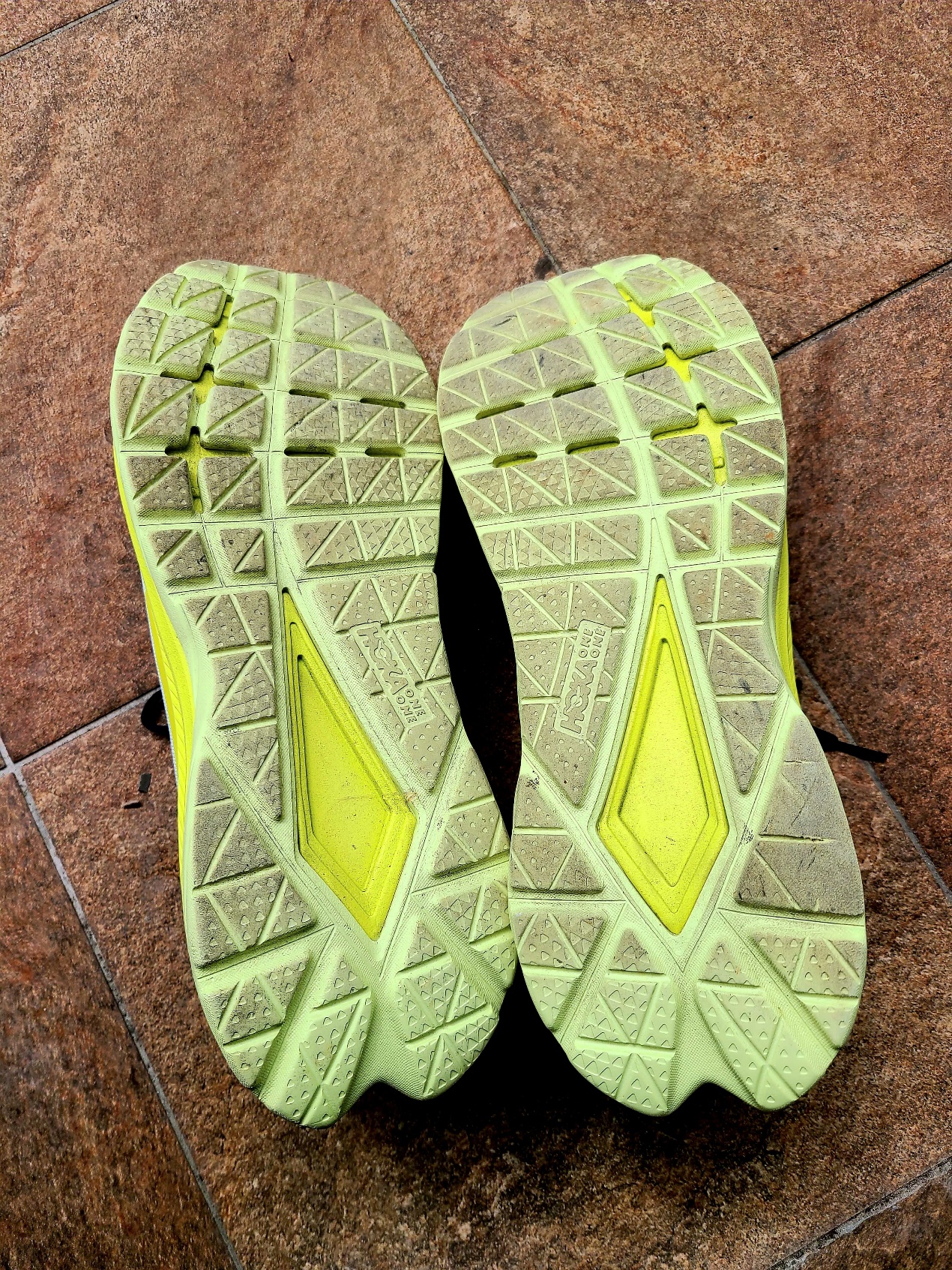 實穿近100 km後,左腳後外側出現肉眼可見磨損痕跡。(圖片來源/謝佳晉)