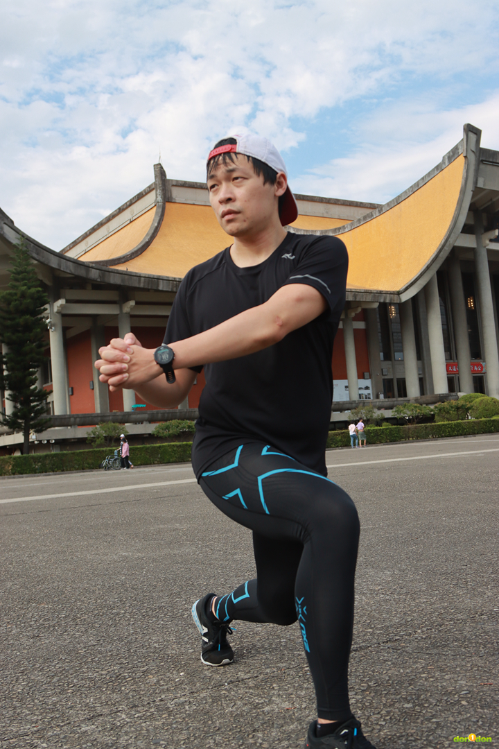 穿上壓縮褲之後,首先做一些伸展或馬克操動作,確認整體感受