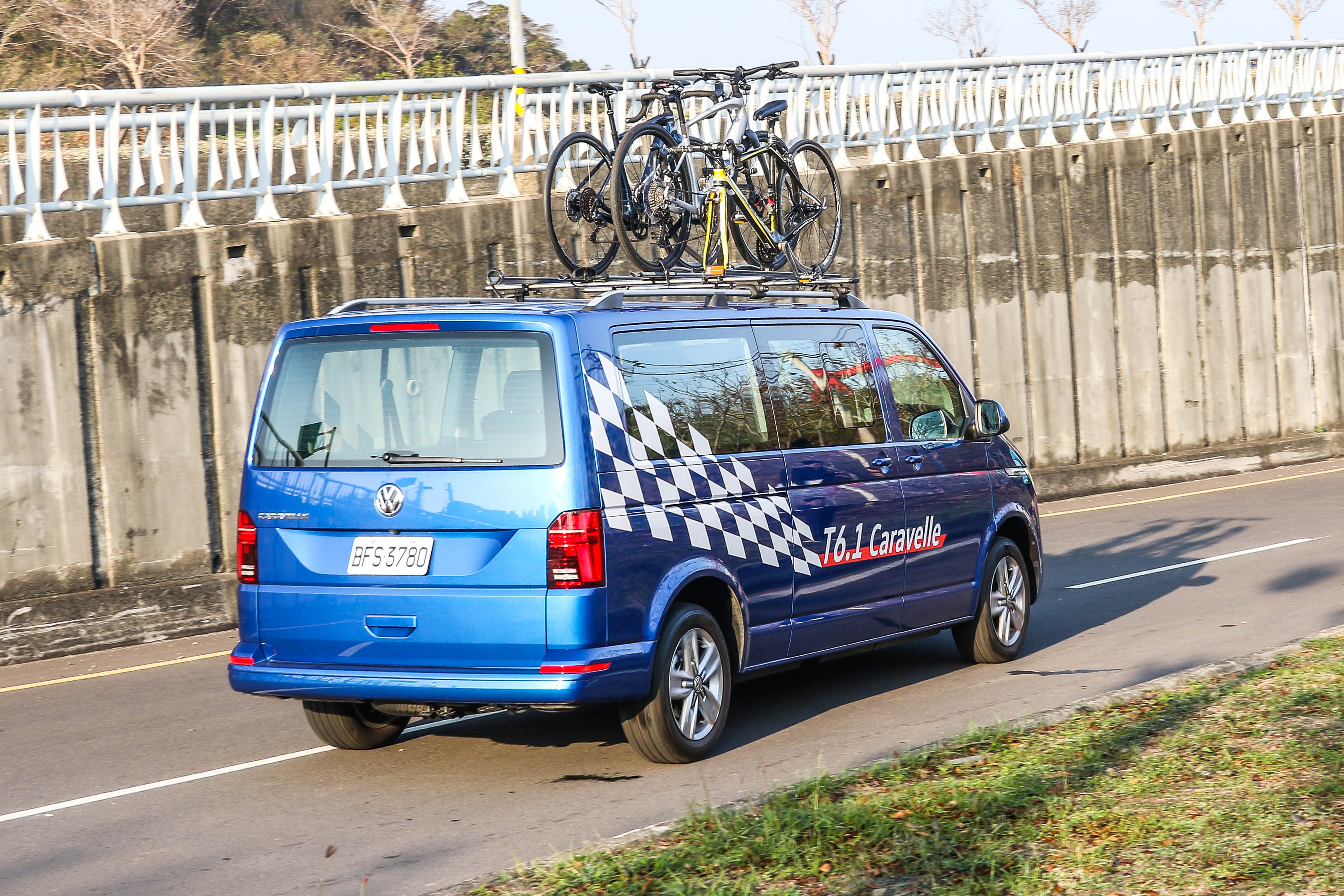 方正的車體輪廓換來廣闊車頂平台,也能夠載運多達8組自行車固定架。