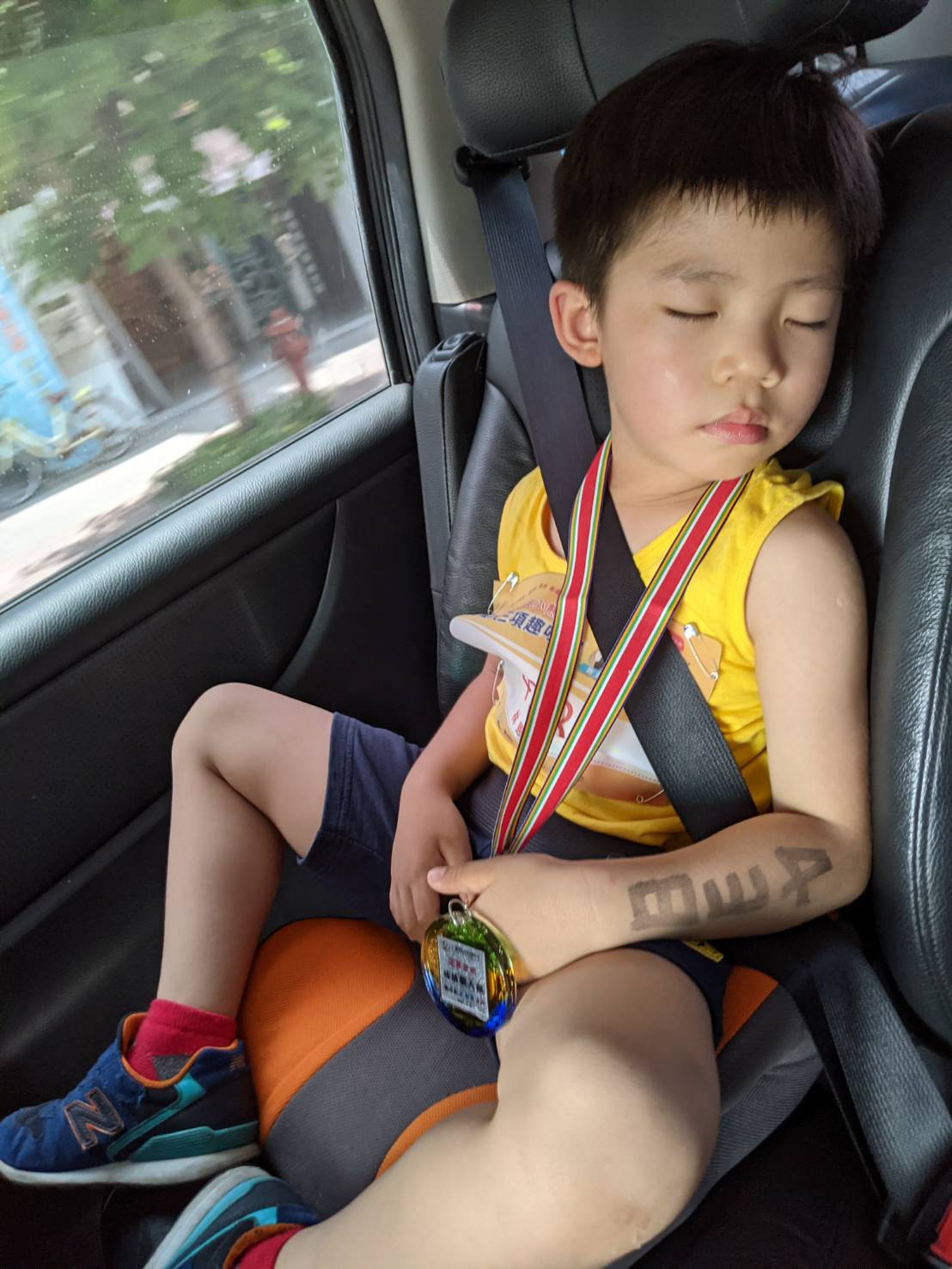 孩子們得到第一面屬於自己的獎牌,開心的放在手上,就連睡著了也不捨得放下來。圖片來源:國立臺灣師範大學特殊教育中心