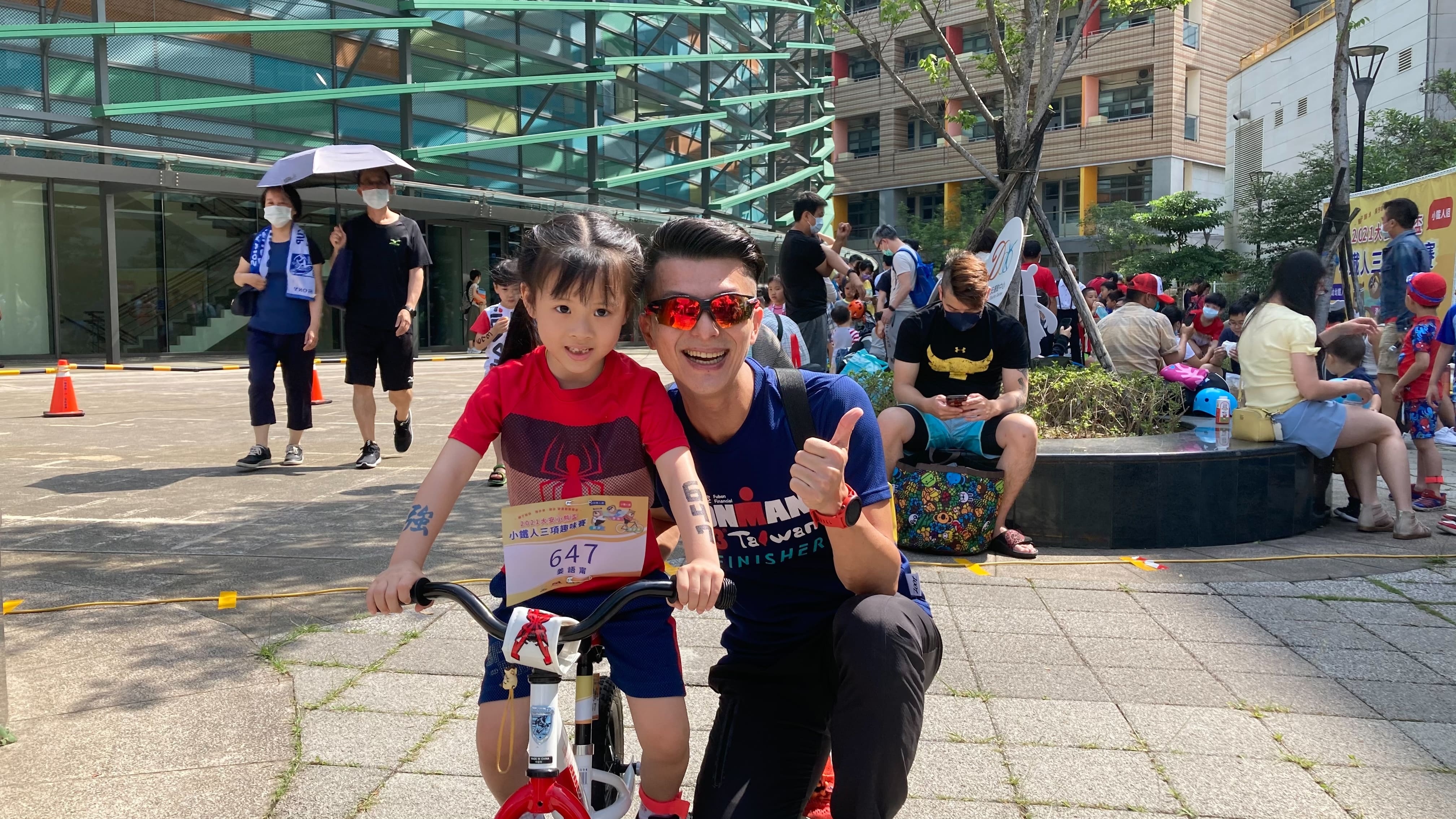 國立臺灣師範大學特殊教育學系系主任 姜義村 也帶著小姪女來體驗小鐵人活動。圖片來源:國立臺灣師範大學特殊教育學系