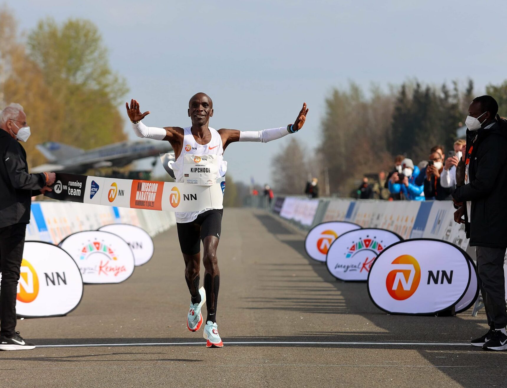 早已雀屏入選肯亞奧運馬拉松代表的Eliud Kipchoge,兩週前也順利地以2:04:30的成績完成東奧前最後一次調整賽。相較於衣索比亞的紊亂不明,肯亞顯得老神在在、勢在必得(照片來源: Let’s Run.com)