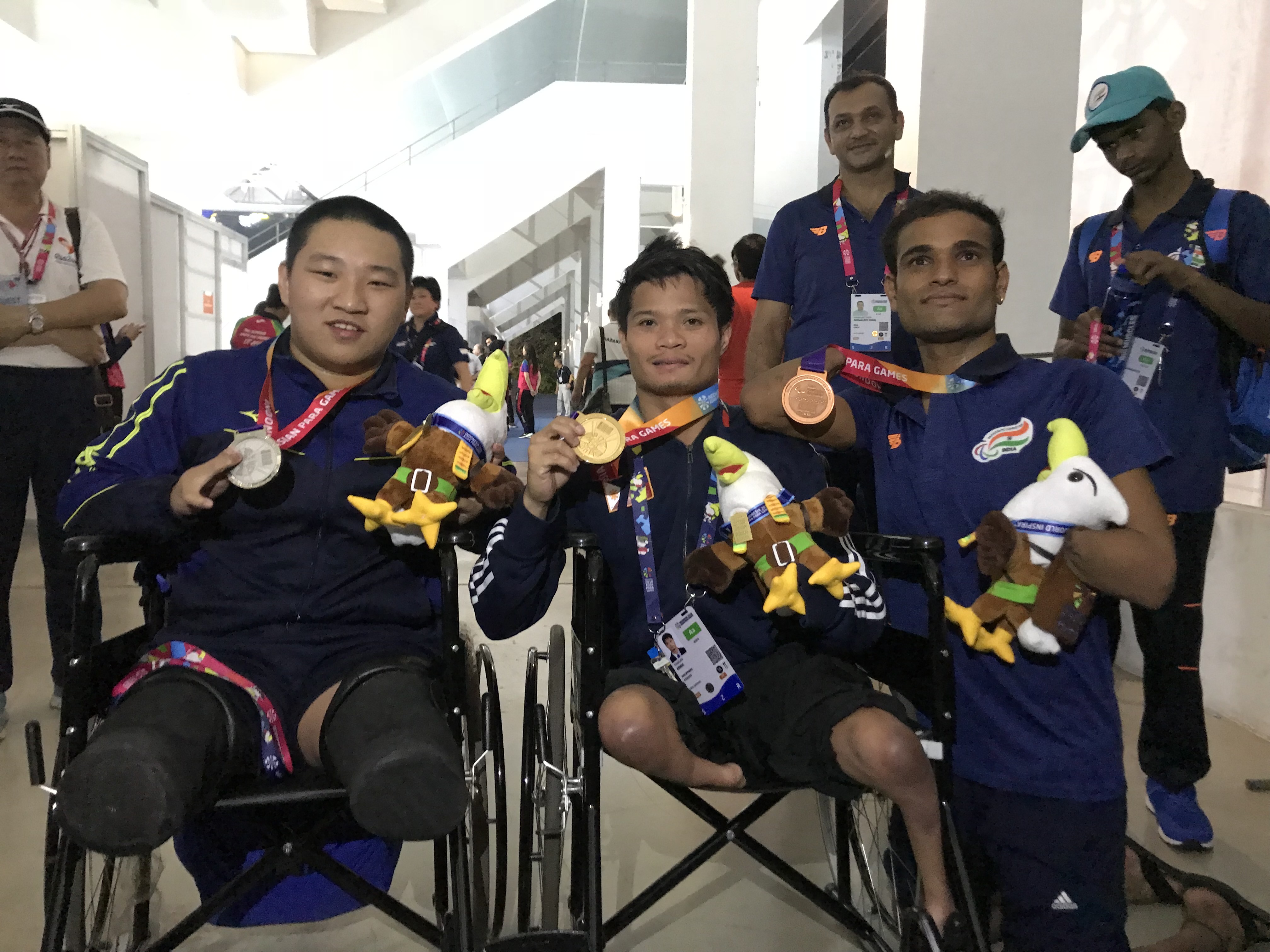 陳亮達於2018亞帕運獲得兩面銀牌,他與同組另兩名得獎選手合照。圖片來源:陳亮達