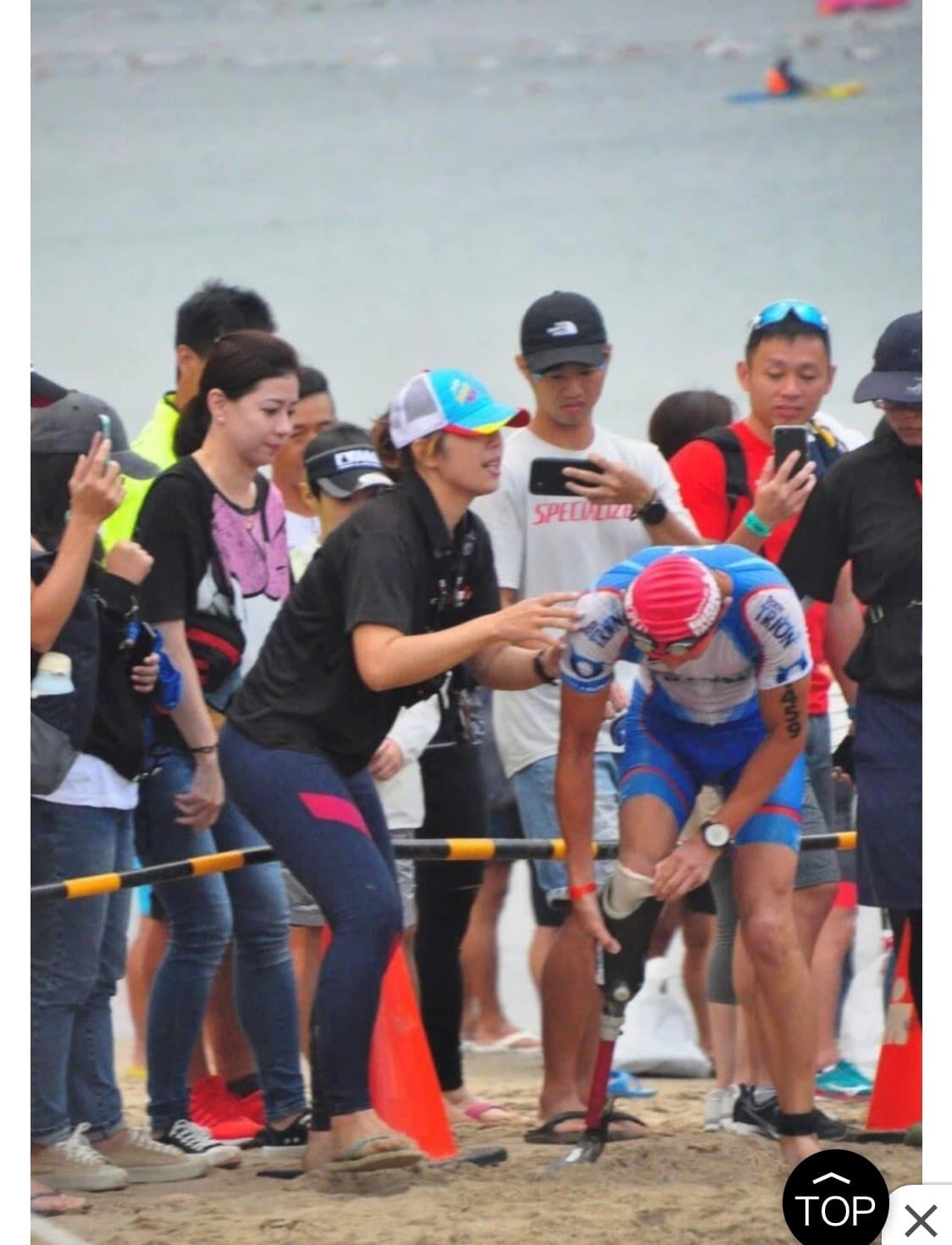 陳思儀在 IRONMAN Taiwan 澎湖,協助身障選手上岸。圖片來源:陳思儀